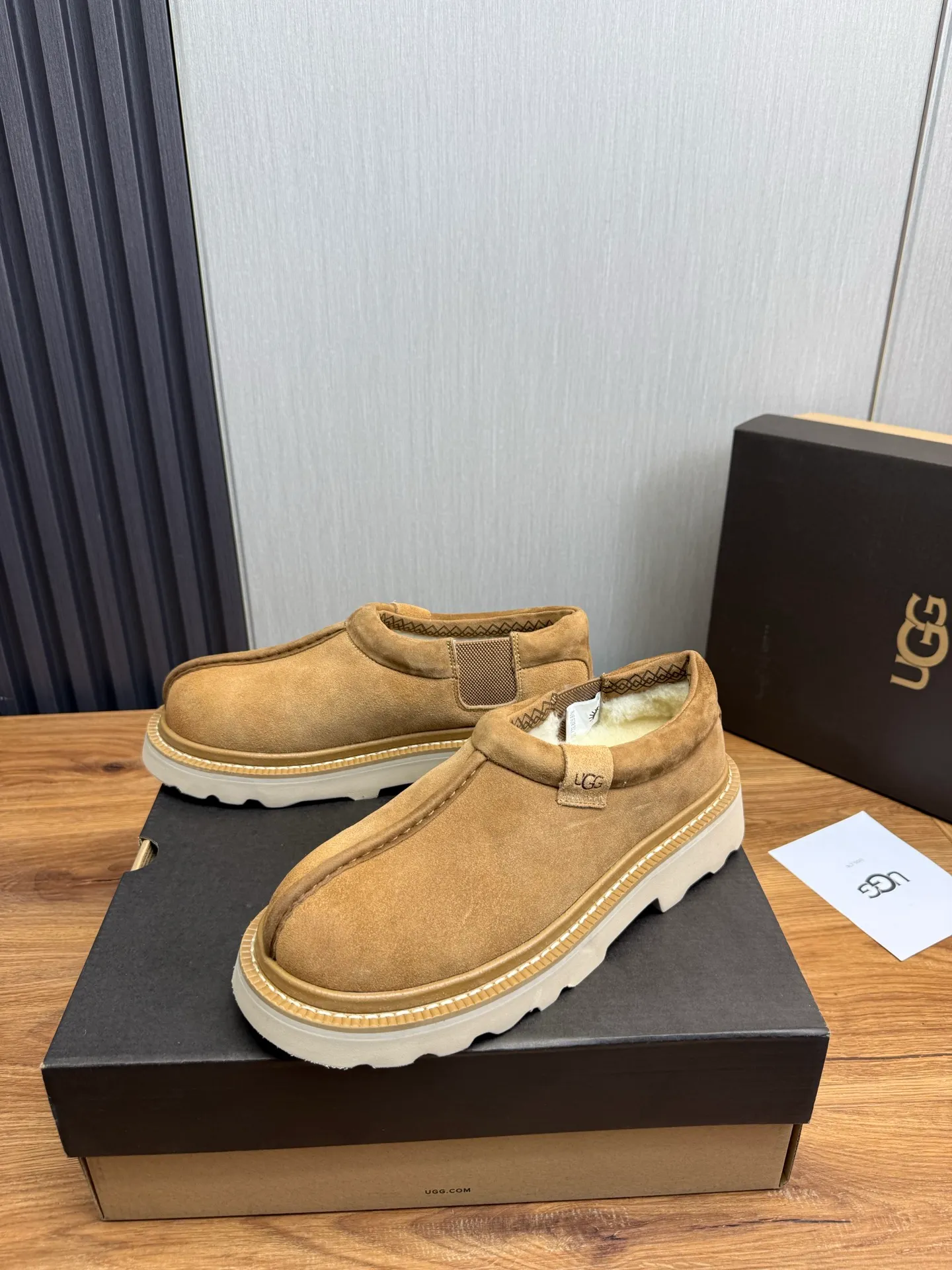 Men's shoes 💰560💰 New UGG fur integrated men's simple and fashionable snow boots. The most worth buying at the end of this year are warm casual shoes. Whether you are out and about at home, their comfortable and warm performance will be your most suitable fashion companion! The material is cowhide upper and imported wool is used inside. Warm and comfortable! The eva+ rubber patch outsole is cushioned, non-slip and wear-resistant, and has good elasticity. It is light and wear-resistant, comfortable and soft, and the new simple cut is more fashionable. It has both practicality and fashion sense, so you no longer have to worry about how to match it in winter, while still maintaining your fashionable taste. High-quality genuine wool. Look at the details for the material! Size: 39-40-41-42-43-44-44 sneaker size